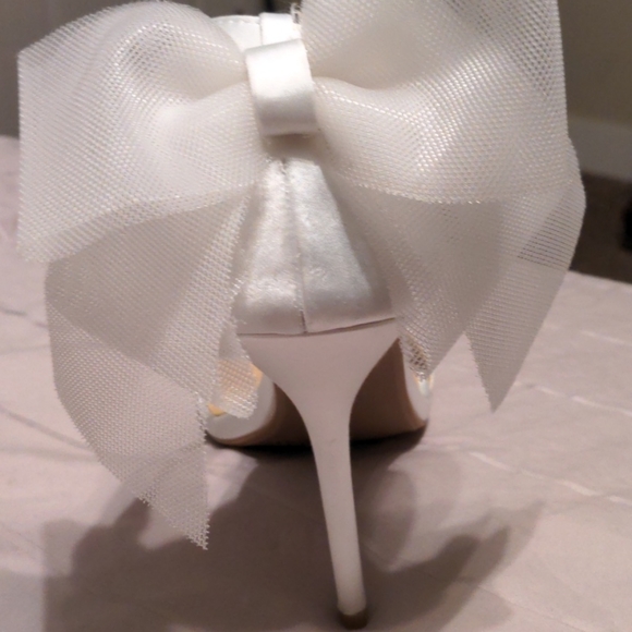 White heels with bow - Picture 3 of 5